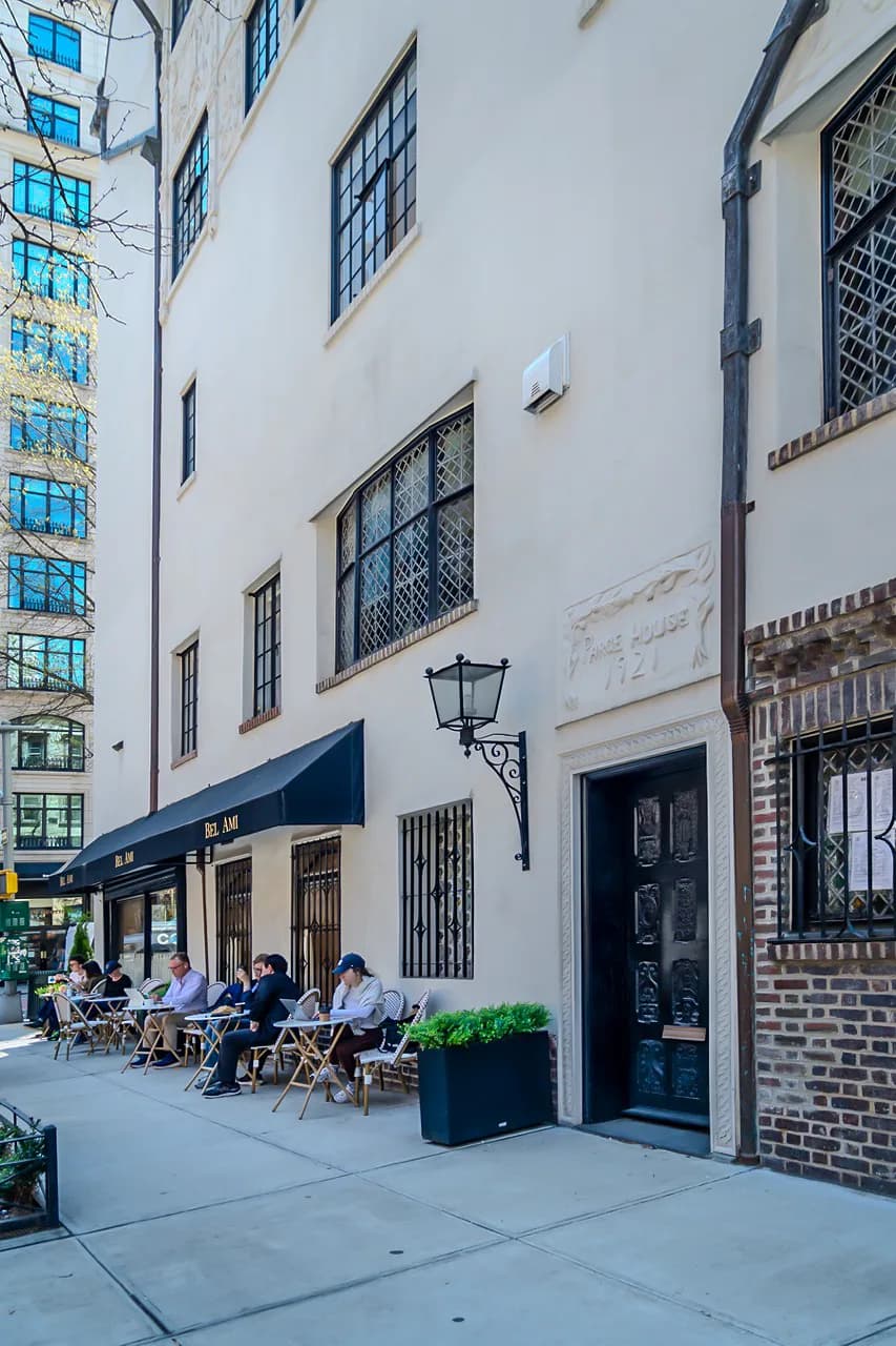Architectural detail at 866 Lexington Avenue